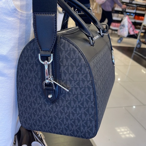 MICHAEL KORS TRAVEL MEDIUM DUFFLE SATCHEL / CROSSBODY BAG BLACK SIGNATURE COLOR - Picture 4 of 16